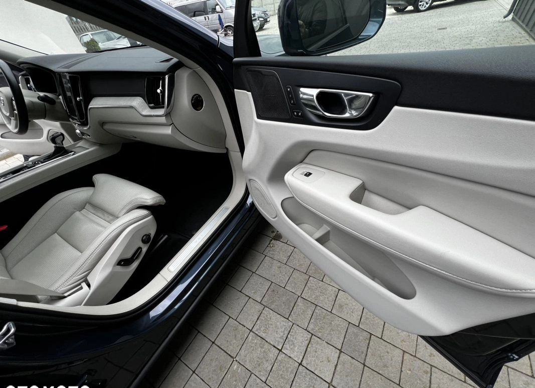 Volvo XC 60 cena 139999 przebieg: 180000, rok produkcji 2019 z Mrozy małe 704